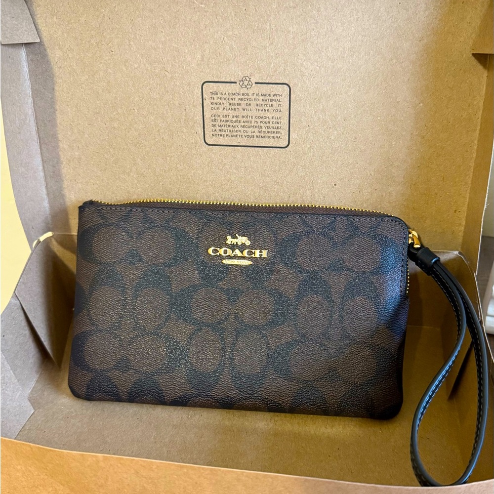 BRAND NEW Coach large zip wristlet